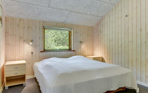 Jonas - 2.4Km from the Sea: Interior Design, Holz, Flooring, Decke, Schlafzimmer, Fussboden, Zimmer, Bett, Bettdecke, Bedding