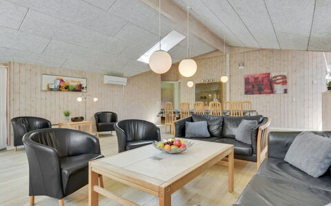 Jonas - 2.4Km from the Sea: Möbel, Interior Design, Holz, Decke, Flooring, Fussboden, Light Fixture, Zimmer, Couch, Wohnzimmer