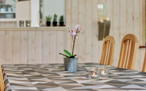 Jonas - 2.4Km from the Sea: Möbel, Holz, Tabelle, Flooring, Tischdecke, Interior Design, Küche & Esszimmer Tisch, Fussboden, Linens, Esszimmer