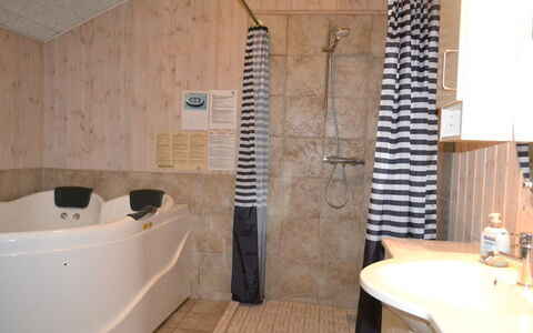 Jonas - 2.4Km from the Sea: Flooring, Fussboden, Armatur, Holz, Interior Design, Zimmer, Installation, Möbel, Decke, Badezimmer