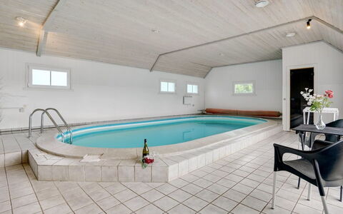 Madalena - 2.8Km from the Sea: Möbel, Interior Design, Stuhl, Flooring, Tabelle, Resort, Fussboden, Decke, Zimmer, Eco Hotel