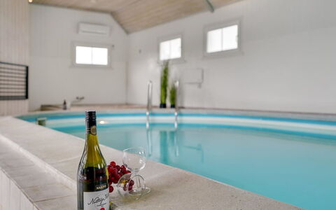 Madalena - 2.8Km from the Sea: Möbel, Interior Design, Stuhl, Flooring, Tabelle, Resort, Fussboden, Decke, Zimmer, Eco Hotel