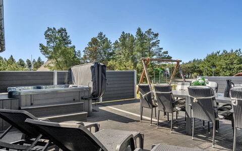 Madalena - 2.8Km from the Sea: Möbel, Interior Design, Stuhl, Flooring, Tabelle, Resort, Fussboden, Decke, Zimmer, Eco Hotel