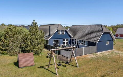 Madalena - 2.8Km from the Sea: Möbel, Interior Design, Stuhl, Flooring, Tabelle, Resort, Fussboden, Decke, Zimmer, Eco Hotel