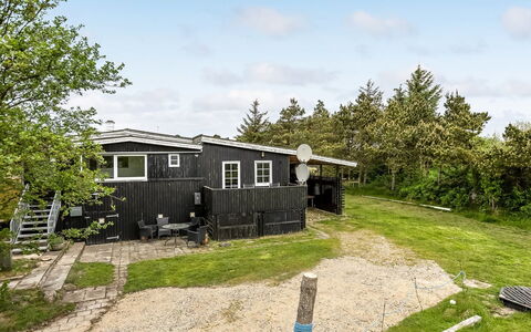 Ulrich - 500M from the Sea: Hütte, Zuhause, Haus, Dach, Veranda, Estate, Abstellgleis, Gartenbauten, Bauernhaus, Garten