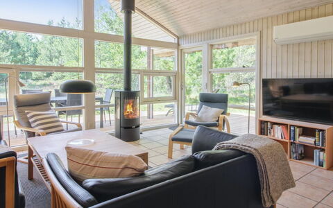 Karri - 1.1Km from the Sea: Holz, Flooring, Interior Design, Decke, Fussboden, Möbel, Wohnzimmer, Couch, Zimmer, Zuhause