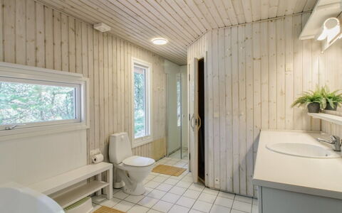 Karri - 1.1Km from the Sea: Flooring, Wand, Holz, Fussboden, Interior Design, Decke, Armatur, Badezimmer, Zuhause, Sinken
