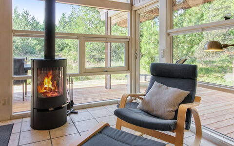 Karri - 1.1Km from the Sea: Möbel, Flooring, Interior Design, Holz, Fussboden, Wohnzimmer, Holzboden, Stuhl, Zimmer, Zuhause