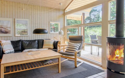 Karri - 1.1Km from the Sea: Möbel, Interior Design, Flooring, Fussboden, Holz, Couch, Wohnzimmer, Holzboden, Decke, Zimmer