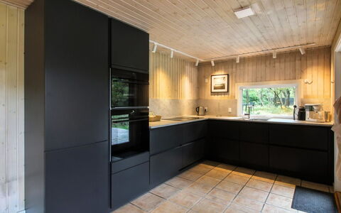 Karri - 1.1Km from the Sea: Flooring, Küche, Holzboden, Holz, Fussboden, Interior Design, Countertop, Cabinetry, Küchengerät, Decke