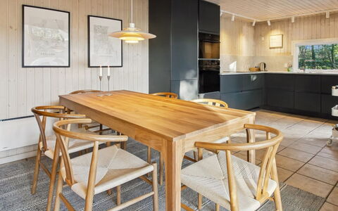 Karri - 1.1Km from the Sea: Möbel, Flooring, Holzboden, Interior Design, Fussboden, Holz, Tabelle, Küche & Esszimmer Tisch, Esszimmer, Stuhl