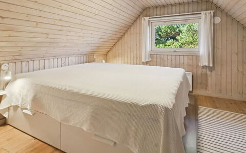 Karri - 1.1Km from the Sea: Schlafzimmer, Holz, Bett, Flooring, Fussboden, Interior Design, Decke, Bettdecke, Möbel, Bedding