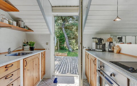 Lenia - 1Km from the Sea: Holz, Küche, Countertop, Major Appliance, Hartholz, Cabinetry, Küchengerät, Holzboden, Zimmerpflanze, Holzbeize