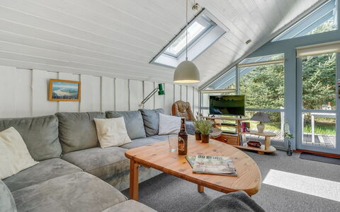 Lenia - 1Km from the Sea: Holz, Interior Design, Flooring, Möbel, Decke, Couch, Fussboden, Wohnzimmer, Zuhause, Zimmer