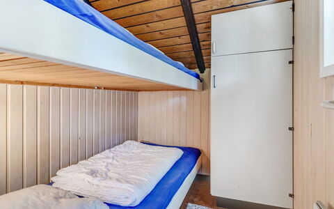 Lenia - 1Km from the Sea: Holz, Flooring, Fussboden, Interior Design, Decke, Schlafzimmer, Bett, Zimmer, Holzbeize, Etagenbett