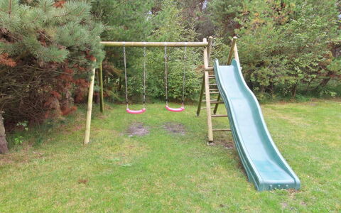Lenia - 1Km from the Sea: Spielmittel, Spielplatz Rutsche, Spielplatz, Rutsche, Garten, Schatten, Rasen, Park, Schwingen, Landscaping