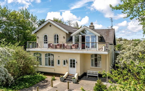 Styrkar - 4Km from the Sea: Dach, Haus, Grundstueck, Zuhause, Hütte, Estate, Gartenbauten, Schatten, Blockhaus, Landscaping
