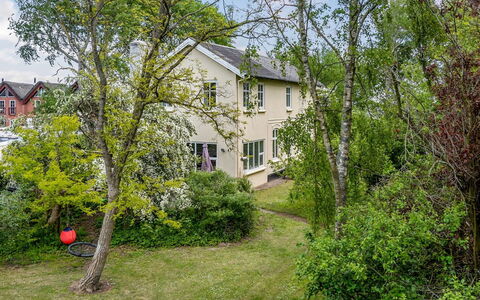Styrkar - 4Km from the Sea: Dach, Haus, Grundstueck, Zuhause, Hütte, Estate, Gartenbauten, Schatten, Blockhaus, Landscaping