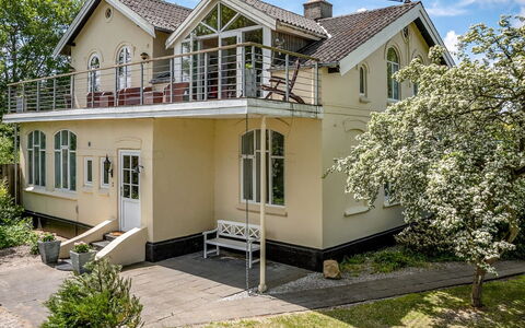 Styrkar - 4Km from the Sea: Dach, Haus, Grundstueck, Zuhause, Hütte, Estate, Gartenbauten, Schatten, Blockhaus, Landscaping