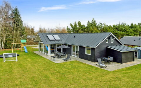 Human - 10.5Km from the Sea: Dach, Grundstueck, Hütte, Zuhause, Ländliches Gebiet, Schuppen, Abstellgleis, Gartenbauten, Blockhaus, Hütte