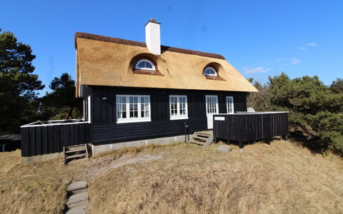 Erikke - 300M from the Sea: Haus, Zuhause, Dach, Wohngebiet, Hütte, Estate, Bauernhaus, Rasen, Landscaping, Abstellgleis