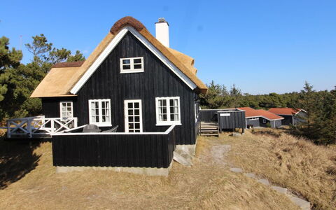 Erikke - 300M from the Sea: Haus, Zuhause, Dach, Wohngebiet, Hütte, Estate, Bauernhaus, Rasen, Landscaping, Abstellgleis