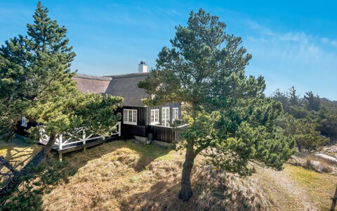 Erikke - 300M from the Sea: Haus, Zuhause, Dach, Wohngebiet, Hütte, Estate, Bauernhaus, Rasen, Landscaping, Abstellgleis