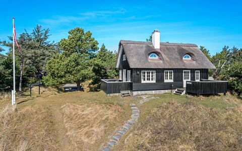 Erikke - 300M from the Sea: Haus, Zuhause, Dach, Wohngebiet, Hütte, Estate, Bauernhaus, Rasen, Landscaping, Abstellgleis