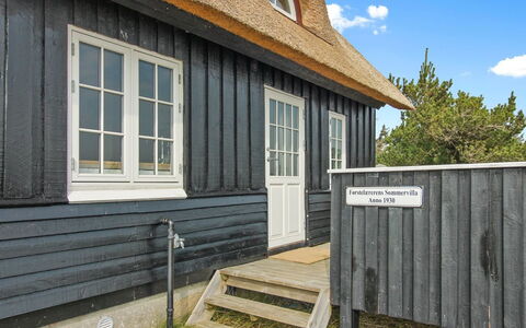 Erikke - 300M from the Sea: Haus, Zuhause, Dach, Wohngebiet, Hütte, Estate, Bauernhaus, Rasen, Landscaping, Abstellgleis
