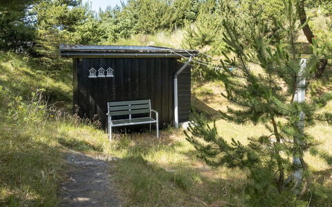 Erikke - 300M from the Sea: Haus, Zuhause, Dach, Wohngebiet, Hütte, Estate, Bauernhaus, Rasen, Landscaping, Abstellgleis