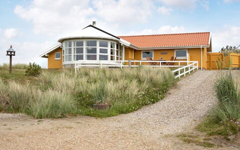 Thrond - 200M from the Sea: Haus, Zuhause, Dach, Wohngebiet, Hütte, Estate, Bauernhaus, Rasen, Landscaping, Abstellgleis