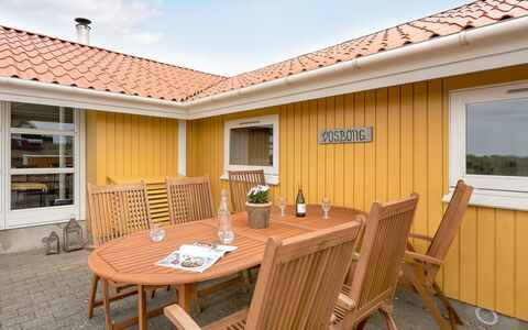 Thrond - 200M from the Sea: Haus, Zuhause, Dach, Wohngebiet, Hütte, Estate, Bauernhaus, Rasen, Landscaping, Abstellgleis