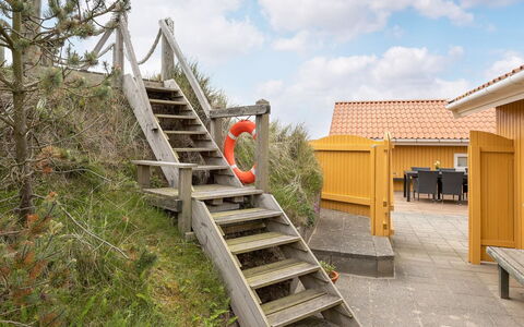 Thrond - 200M from the Sea: Haus, Zuhause, Dach, Wohngebiet, Hütte, Estate, Bauernhaus, Rasen, Landscaping, Abstellgleis