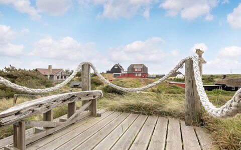 Thrond - 200M from the Sea: Haus, Zuhause, Dach, Wohngebiet, Hütte, Estate, Bauernhaus, Rasen, Landscaping, Abstellgleis