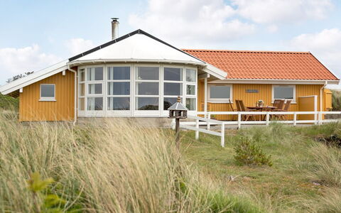 Thrond - 200M from the Sea: Haus, Zuhause, Dach, Wohngebiet, Hütte, Estate, Bauernhaus, Rasen, Landscaping, Abstellgleis