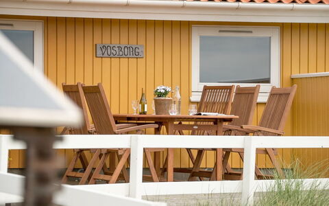 Thrond - 200M from the Sea: Haus, Zuhause, Dach, Wohngebiet, Hütte, Estate, Bauernhaus, Rasen, Landscaping, Abstellgleis