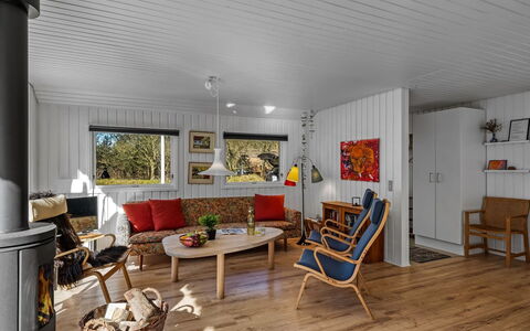 Tove - 1.5Km from the Sea: Holz, Interior Design, Decke, Flooring, Möbel, Fussboden, Wohnzimmer, Zuhause, Holzboden, Zimmer
