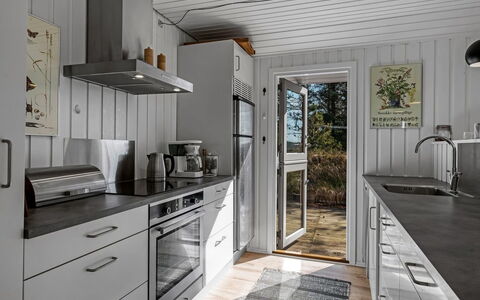 Tove - 1.5Km from the Sea: Holz, Küche, Küchengerät, Countertop, Major Appliance, Flooring, Zuhause, Cabinetry, Haushaltsgerät