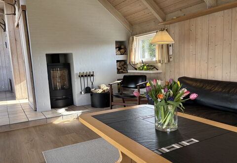 Ansine - 1.2Km from the Sea: Möbel, Flooring, Interior Design, Fussboden, Holz, Holzboden, Decke, Wohnzimmer, Beleuchtung, Zimmer