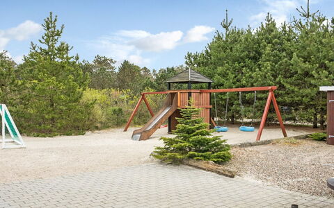 Tascha - 1.5Km from the Sea: Wohngebiet, Strauch, Haus, Zuhause, Garten, Estate, Schatten, Landscaping, Rasen