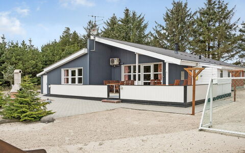 Tascha - 1.5Km from the Sea: Wohngebiet, Strauch, Haus, Zuhause, Garten, Estate, Schatten, Landscaping, Rasen