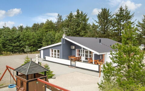 Tascha - 1.5Km from the Sea: Wohngebiet, Strauch, Haus, Zuhause, Garten, Estate, Schatten, Landscaping, Rasen