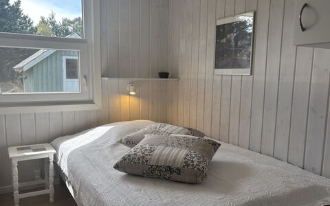 Livia - 900M from the Sea: Schlafzimmer, Holz, Flooring, Bettdecke, Fussboden, Bedding, Bett, Interior Design, Möbel, Zimmer