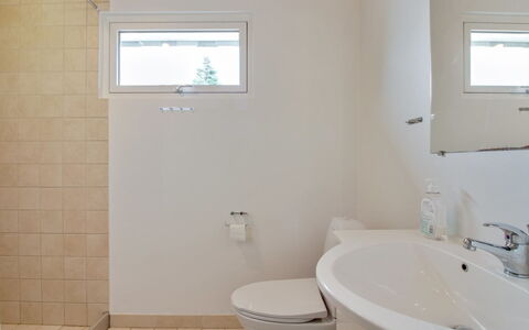 Livia - 900M from the Sea: Badezimmer, Armatur, Bad Sink, Flooring, Wand, Sinken, Fussboden, Interior Design, Zapfhahn, Installation
