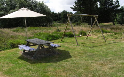 Livia - 900M from the Sea: Möbel, Gartenmöbel, Tisch Im Freien, Rasen, Picknicktisch, Garten, Außenbank, Stuhl, Hinterhof