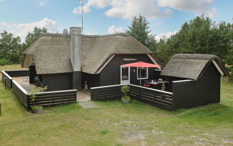 Patrik - 1.4Km from the Sea: Dach, Hütte, Haus, Dachdecken, Ländliches Gebiet, Hütte, Dorf, Abstellgleis, Bauernhaus, Estate
