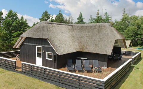 Patrik - 1.4Km from the Sea: Dach, Hütte, Abstellgleis, Hartholz, Natürliches Material, Dachdecken, Planke, Blockhaus, Deck