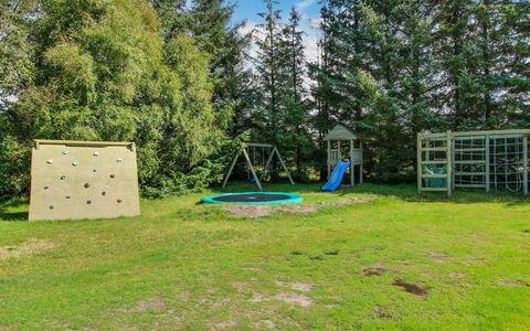 Patrik - 1.4Km from the Sea: Gras, Garten, Grundstueck, Rasen, Hinterhof, Garten, Landscaping, Park, Wiese, Schatten