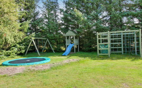Patrik - 1.4Km from the Sea: Gras, Spielmittel, Garten, Spielplatz Rutsche, Grundstueck, Rasen, Schatten, Hinterhof, Park