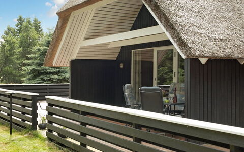 Patrik - 1.4Km from the Sea: Holz, Dach, Hütte, Veranda, Abstellgleis, Hartholz, Planke, Dachdecken, Natürliches Material, Schatten